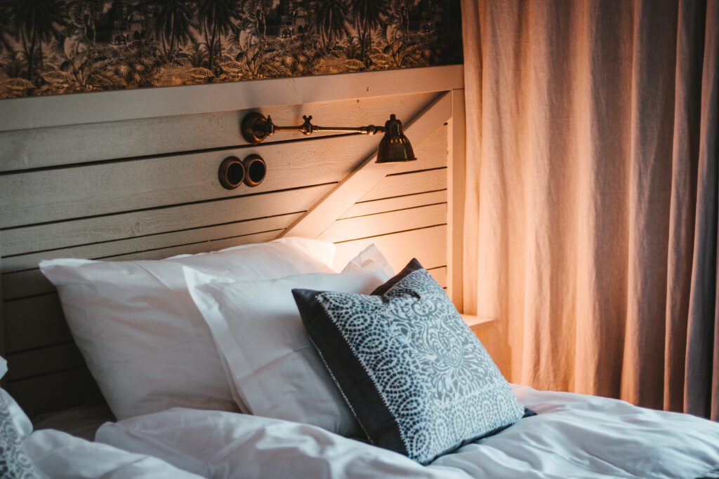 Schlafroutinen mit aha-Effekt: Tips für den Start in eine erholsamere Nacht.